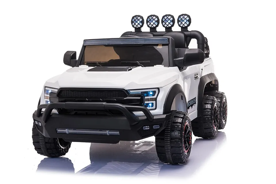 بچے 2 سیٹر 6 پہیوں والی بڑی کار پر سوار ہوتے ہیں۔