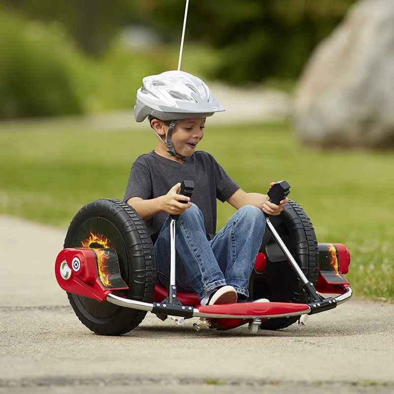 الیکٹرک ریسنگ کار بچے بہتے ہوئے ہیں۔