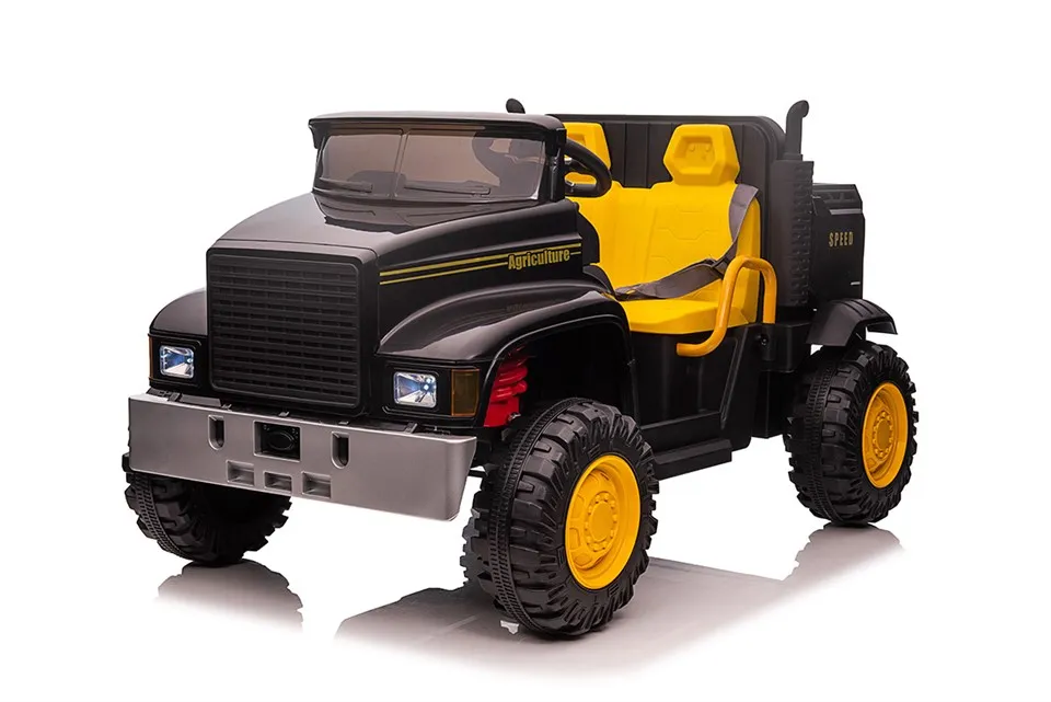 کھلونا ڈرائیونگ کار